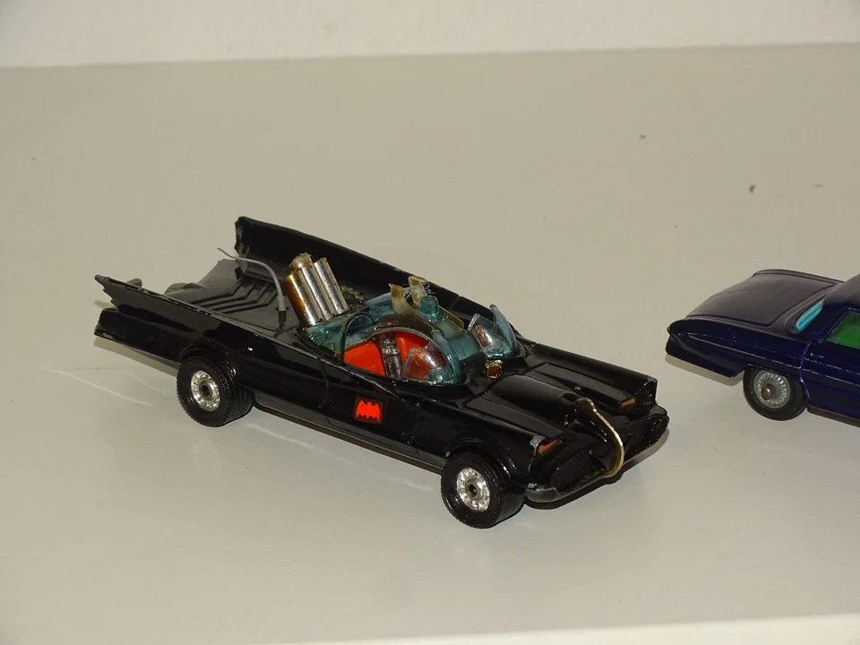 Corgi 1:43 Batman Batmobile + Man From Uncle Oldsmobile Super 88 beschädigt - Bild 2 von 4