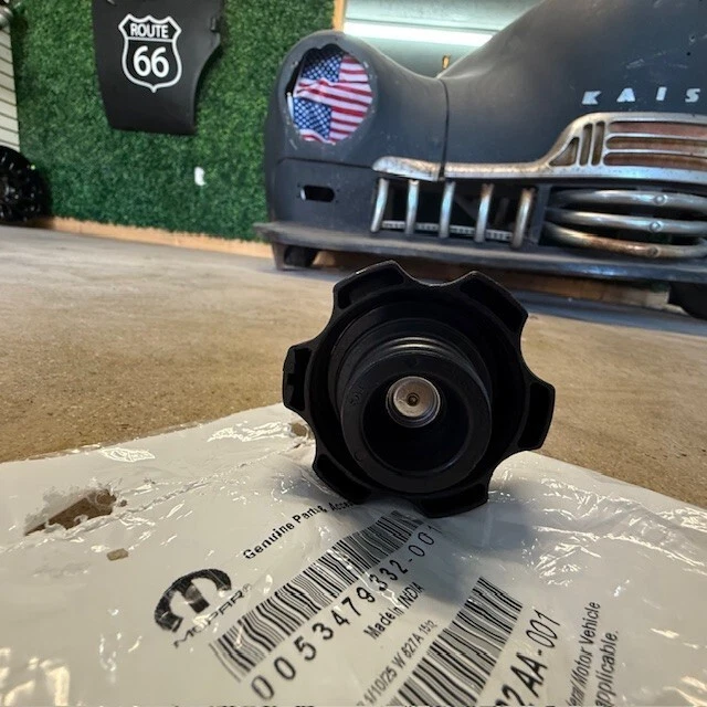 (1) 13-18 RAM 2500 3500 RADIATOR COOLANT RECOVERY BOTTLE CAP MOPAR 68442532AA - Image 3 of 3