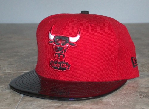 RARO ~ NEW ERA Chicago BULLS Windy City Red con orlo nero lucido ~ NOS TAGLIA 7 - Foto 2 di 8