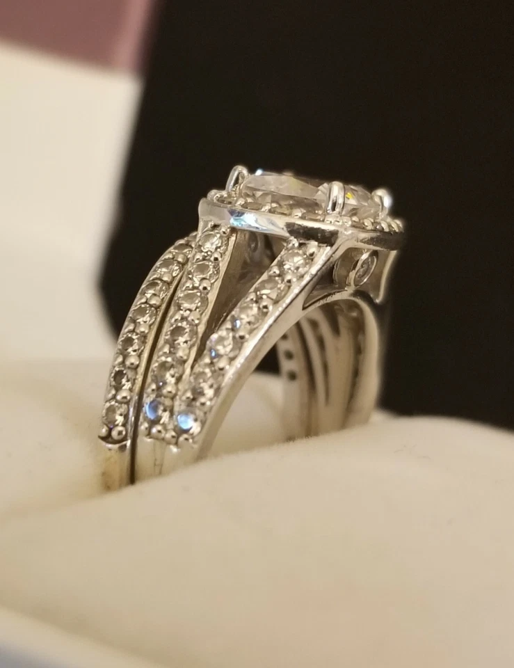 Anillo de plata de ley enchapado en platino con circonitas Swarovski de la colección Amazon talla 8 Foto 2 de 4