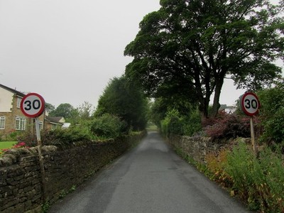 Foto A3 Nebenstraße führt aus Zaun Brierfield Dies ist Noggarth Roa c2014