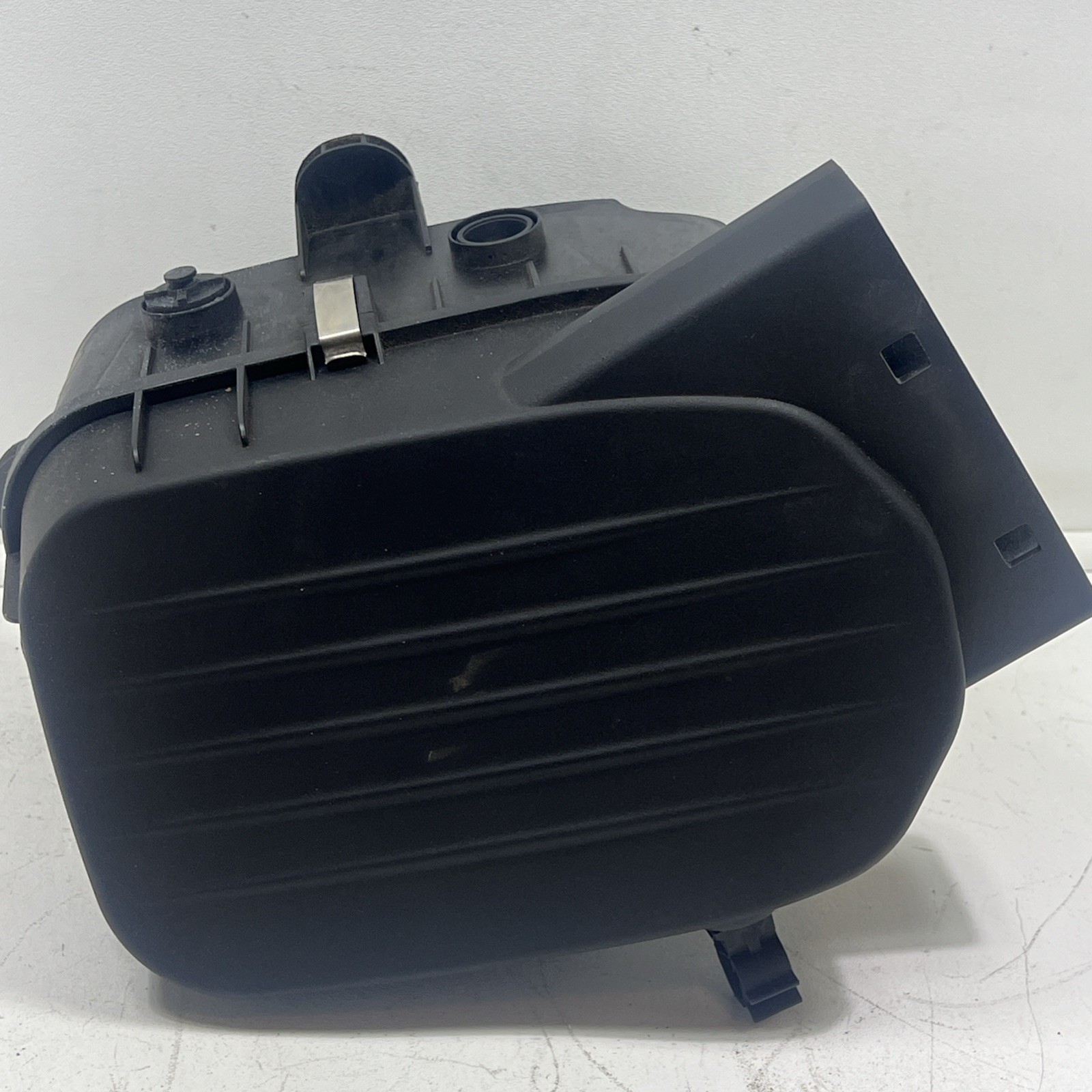 2017-2021 Maserati Levante 3.0L Left Air Cleaner Filter Housing 673007391