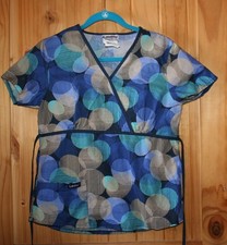 Landau Scrub Top Pockets Size: sMALL cute  BEAUTIFUL STYLE pretty Blues