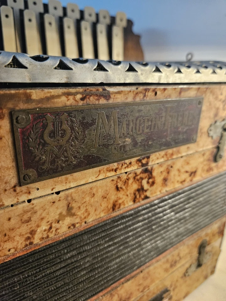 Accordéon diatonique ancien Maugein Frères Corrèze  - Photo 2/4