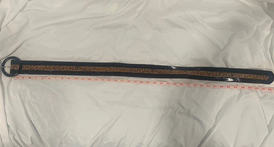 Cinturón Betsey Johnson charol negro con estampado de leopardo para mujer talla mediana 2” de ancho Foto 4 de 4