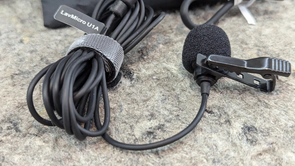 Micrófono lavalier con clip LavMicro U1A con adaptador de cable/rayo de 6,6' (2 m) Foto 4 de 4
