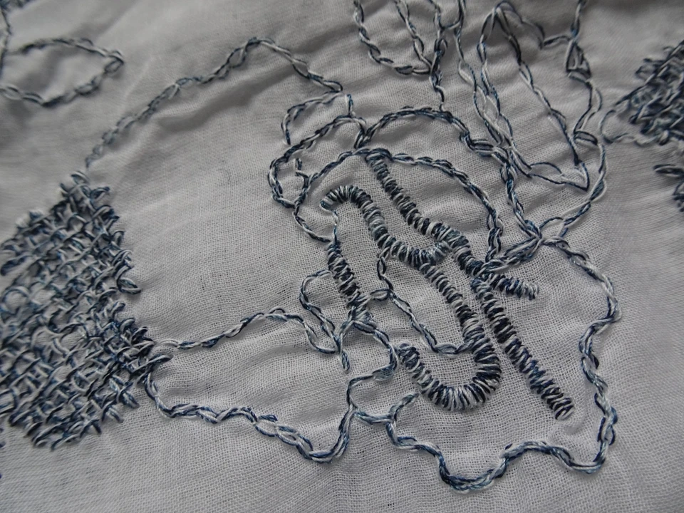 Stoff weiß mit blau bestickt, 145x85 cm, davon bestickt ca. 103x42 cm - Bild 4 von 4