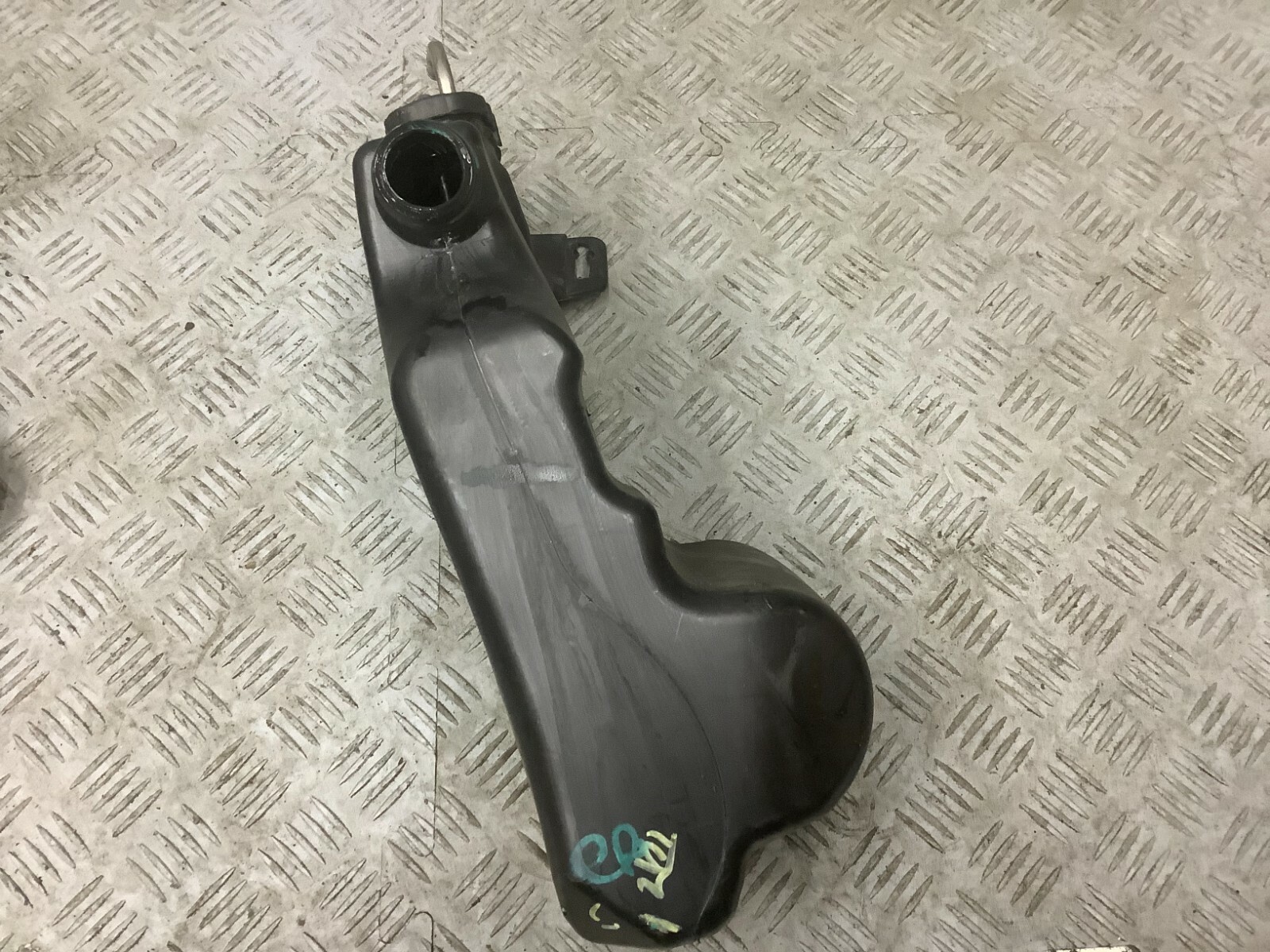 MERCEDES BENZ CCLASS W205 WASHER BOTTLE COMPLETE WITH PUMP A2058600200