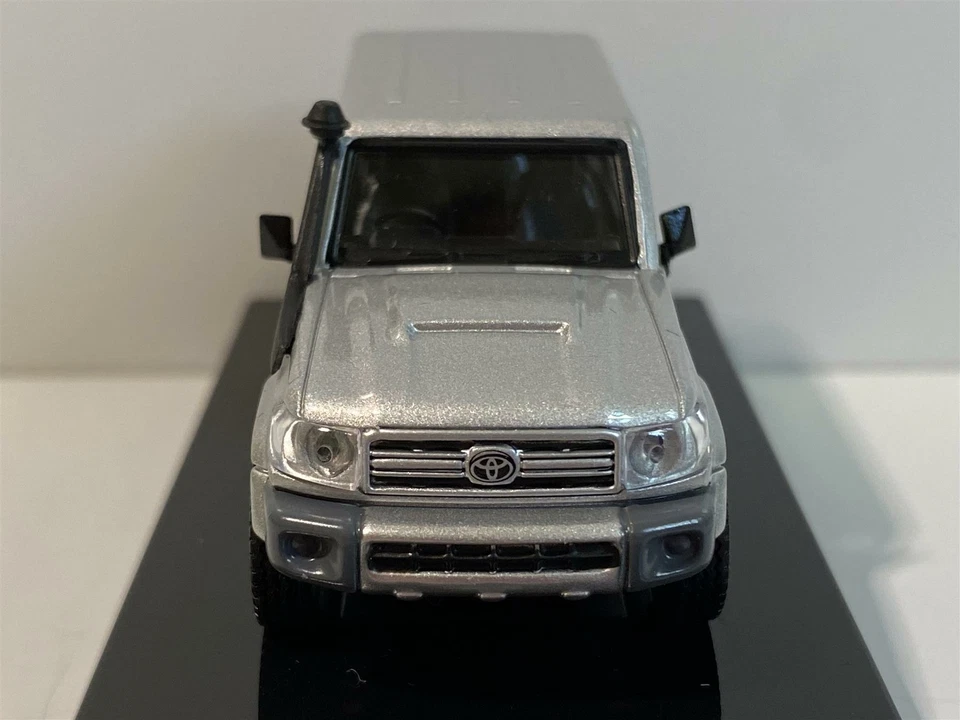 Toyota Land Cruiser 76 Plata Perla 1:64 Escala Paragon 65312R - Imagen 4 de 4