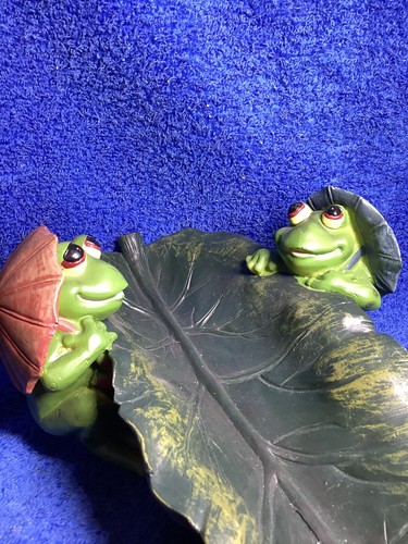Frösche auf einer Lilly Pad mit Regenschirmen Kunst Dekor 12 Zoll lang 7 Zoll breit 4 hoch - Bild 7 von 8
