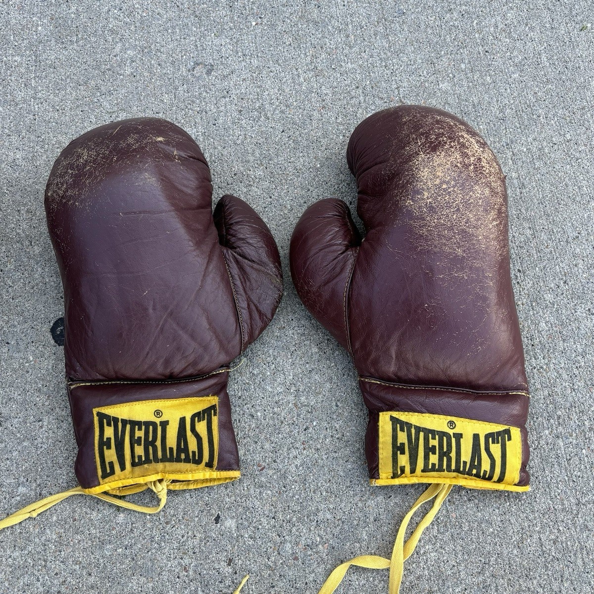 【まこ】VINTAGE EVERLAST BOXING GROVES Leather Everlast Boxing Gloves c.1960 | S16 Home