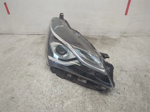 TOYOTA YARIS RIGHT HEADLIGHT DRIVERS 2018 XP130
