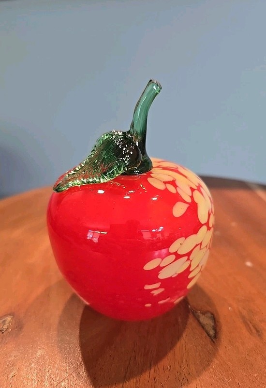 Royal Gallery hand-blown glass art apple, made in the Czech Republic in 1998