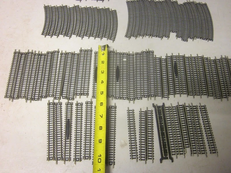 Lot of 86 Trix N Scale Straights and Curves Train Tracks - Image 2 of 4