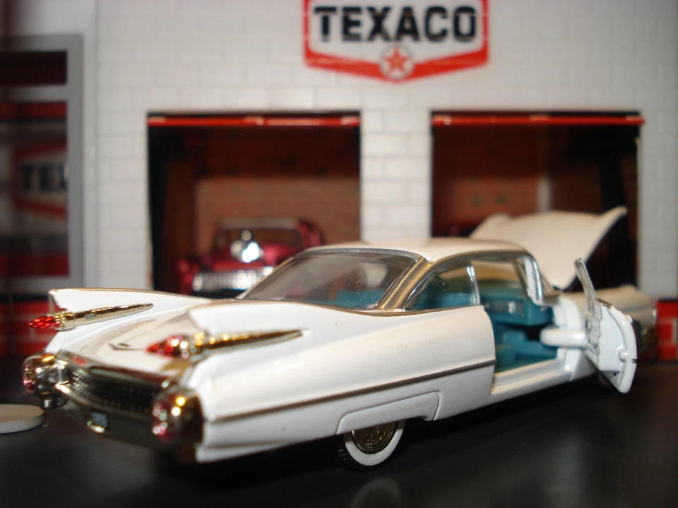 1959 59 CADILLAC COUPE LIMITED EDITION 1/64 1950'S CLASSIC METALLIC WHITE CADDY - Image 2 of 4