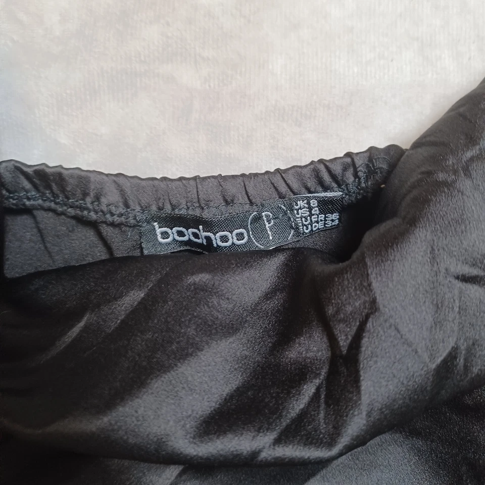 Camiseta sin mangas Boohoo satinada con capucha y tiras cami para mujer talla 8 negra recortada drapeada Foto 4 de 4