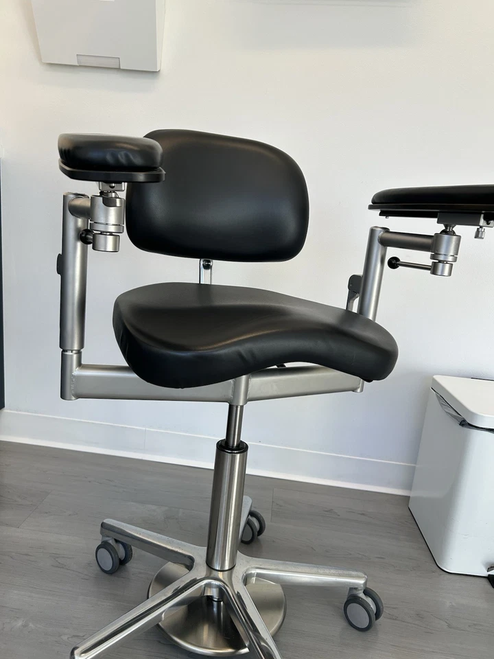 Silla quirúrgica BRUMABA Balance Advance F - Reposabrazos ajustables 3D Foto 4 de 4