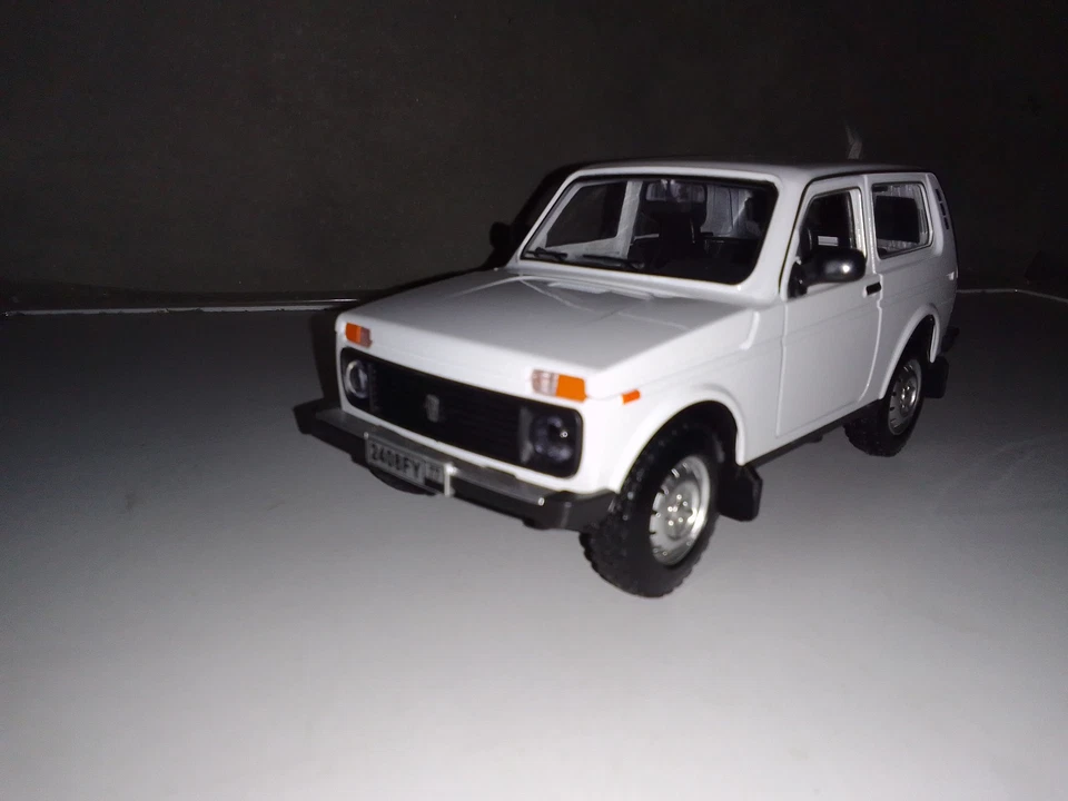 LADA NIVA Russische Modellauto 1:24 mit Licht und Sound . Neu - Bild 2 von 4