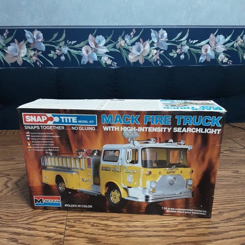 MONOGRAM SNAP TITE 1/32 MACK FIRE TRUCK WITH HIGH INTENSITY SEARCHLIGHT 1214