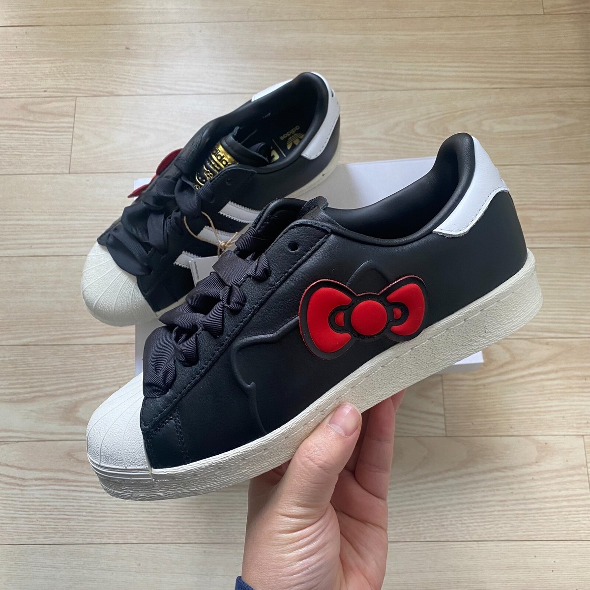 靴 adidas SUPERSTAR Hello Kitty adidas Superstar x Hello Kitty Anniversary Shoes - Black