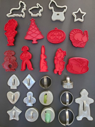 Vintage Lot of 26 Cookie Cutters Biscuit Donut ~Aluminum, Plastic , Some Handles - Picture 1 of 12