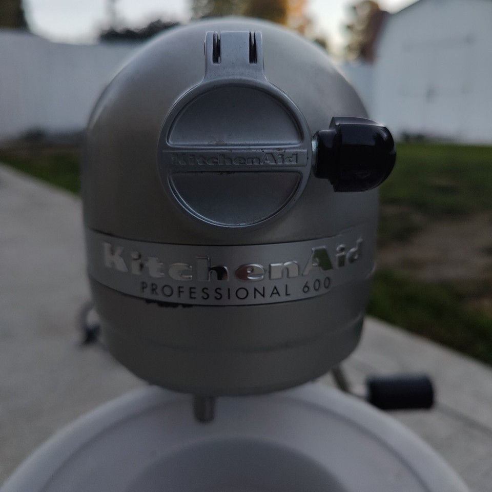 KitchenAid Pro 600 Series Stand Mixer 590 Watt Contour Silver Cookie