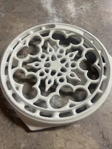 Le Creuset Enameled Cast Iron Deluxe Round Trivet, 9", White.