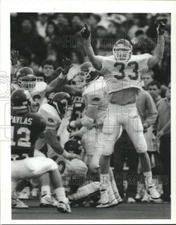 1989 Press Photo Hogs' Bubba Barron jumps for joy after sacking Pavlas