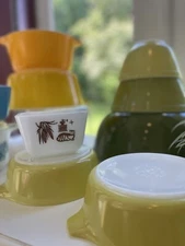 Pyrex 474-B  Oven Ware 1-1/2 Quart Orange Dish Small Chip On One Handle