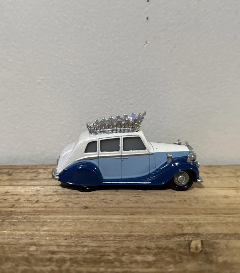 Disney Pixar Cars 2 The Queen Deluxe Mattel Foto 2 de 4