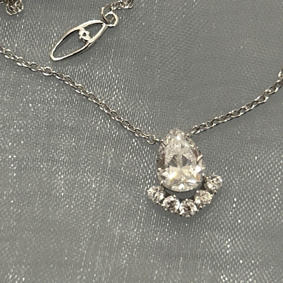 Collar Eliot Danori Brillante Corazón Colgante Chapado en Rodio Foto 2 de 4