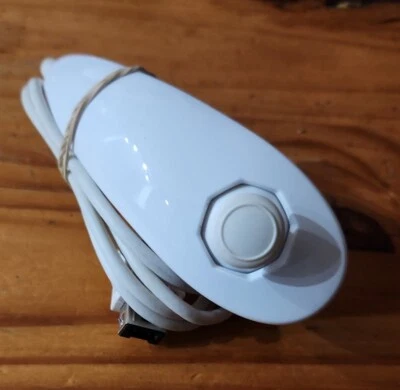 Lot de 2 Manettes Nunchuk Blanc Officiel / Original Nintendo Wii U Wii TBE - Photo 1/4