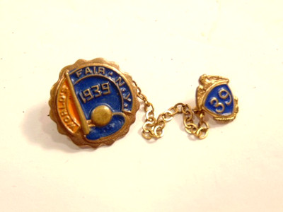 enameled 2 part 1939 New York World's Fair souvenir pin
