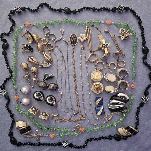 Vintage Costume Jewelry Lot  30 Pieces — Estate  Some Signed