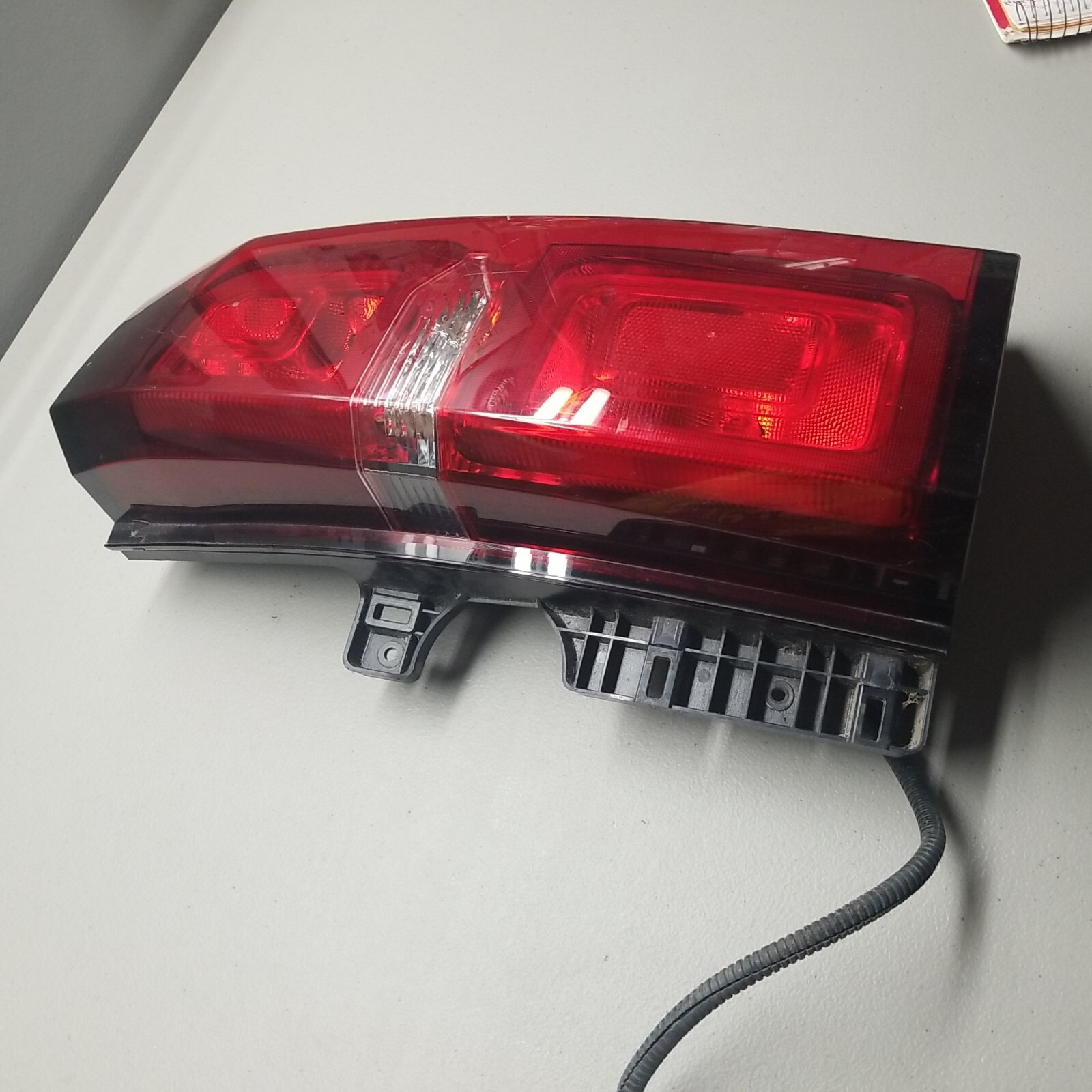2015 - 2020 CHEVROLET SUBURBAN / TAHOE RH TAIL LIGHT OEM 22783102 