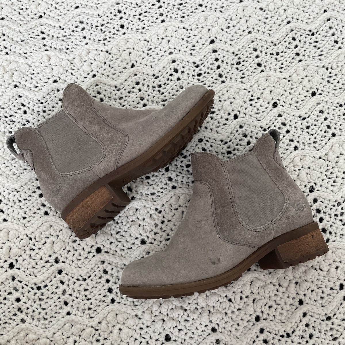 UGG Bonham Suede Chelsea Ankle Boots Tan/Taupe (Size US 5) casual