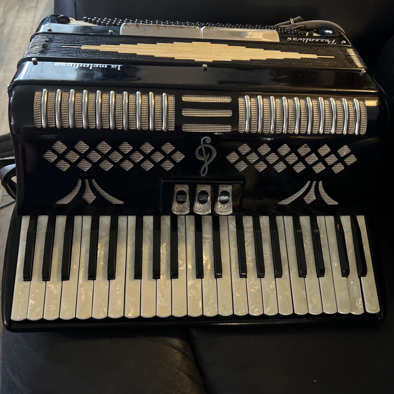 La Melodiosa Pezzoliva 120 Bass Full-Size Accordion Pearlized Keys Model 25 Vide