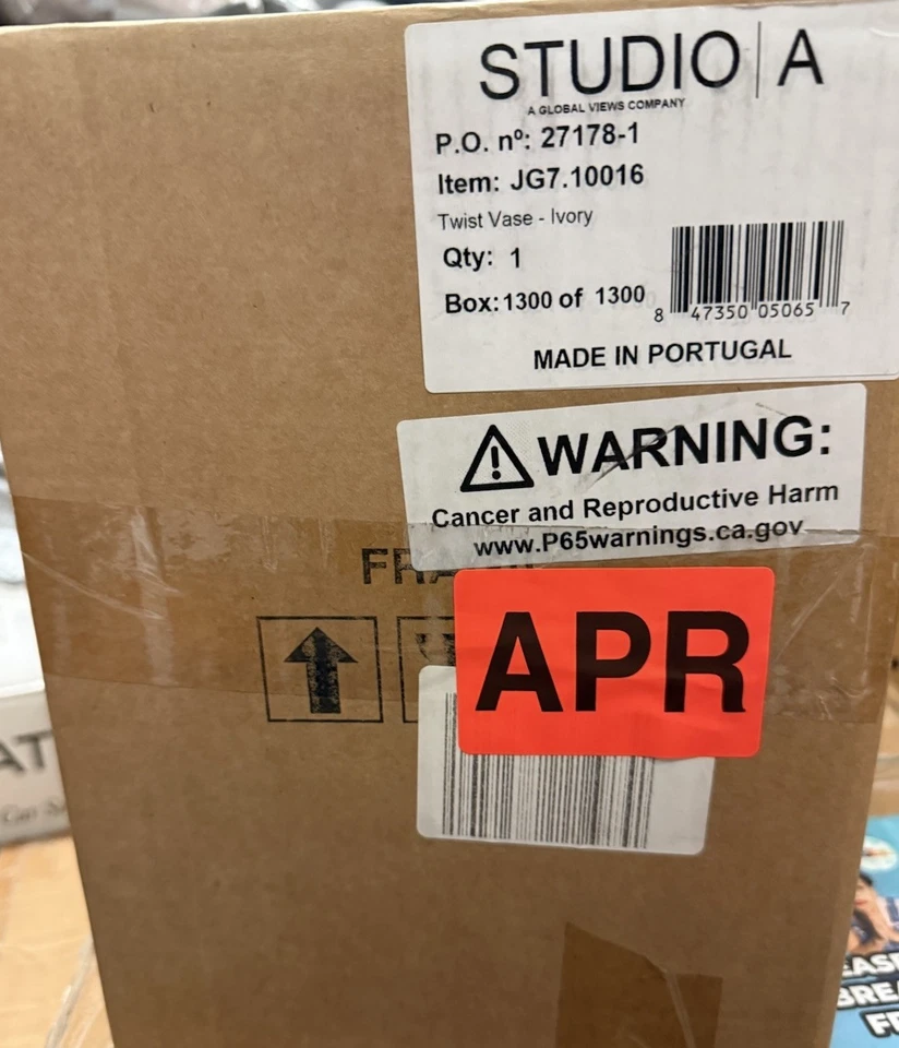 Jarrón Global Views TWIST-MARFIL 9,75"H x 7,25" diámetro Foto 3 de 3