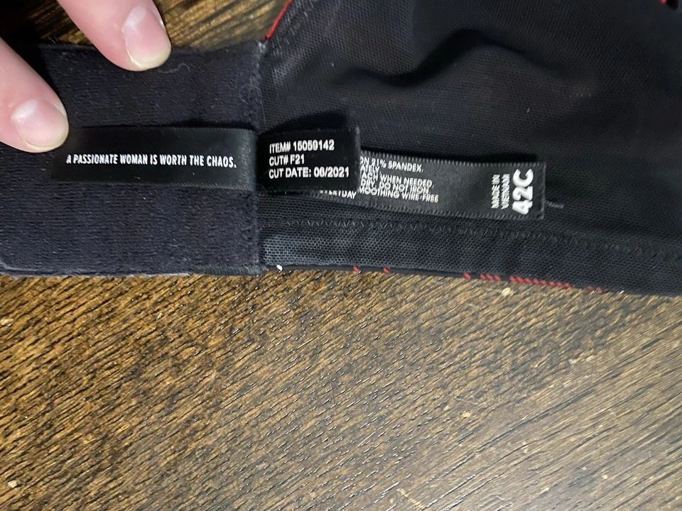 Sujetador inalámbrico Torrid Curve 360 espalda suavizante ligeramente forrado 42C rojo a cuadros Foto 4 de 4