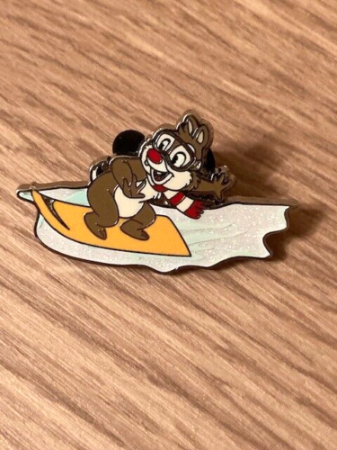 DISNEY CHIP N DALE HOLIDAY DALE SNOW BOARDING PIN - Picture 1 of 2