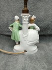 Vintage Porcelain Colonial Couple Lamp WORKS  — photo 4
