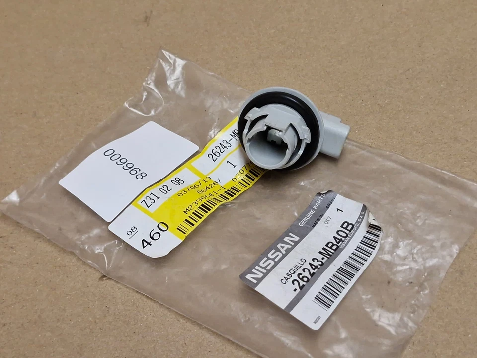 Enchufe de faro Nissan Cabstar F24M 2016-en 26243MB40B genuino nuevo OEM Foto 2 de 4