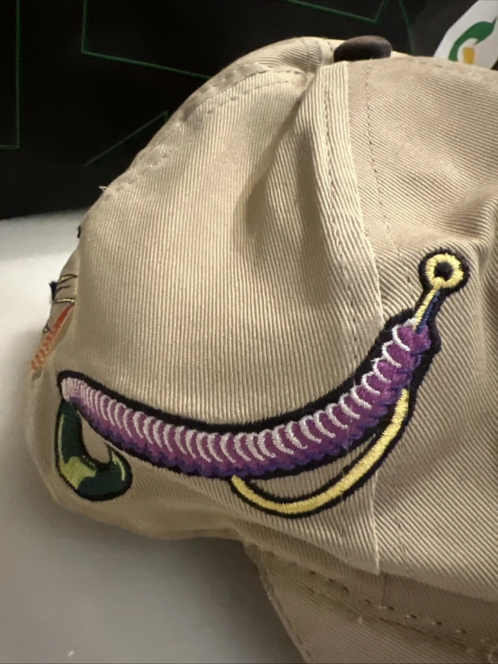 RARO Bass Pro Señuelos de Peces Bordados Gorra Ajustable Sombrero Esenciales de Pesca Bronceado Foto 4 de 4