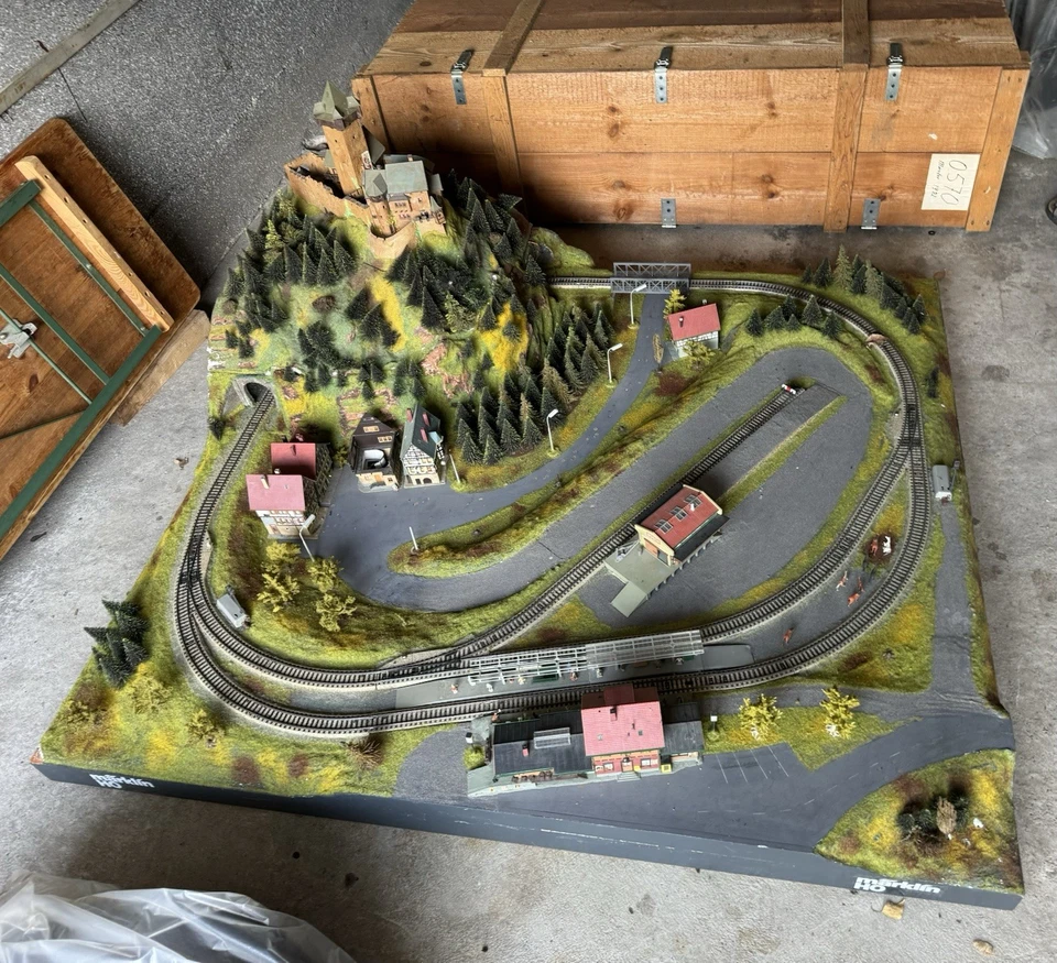 Märklin H0-Fertiganlage – Burg, Tunnel, Bahnhof – Spur H0 1:87 - Bild 2 von 4