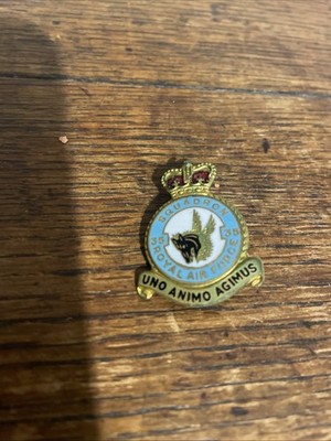 C1950s VINTAGE RAF No35 PATHFINDER SQUADRON MILLERS MADE EMAILLE PIN BADGE