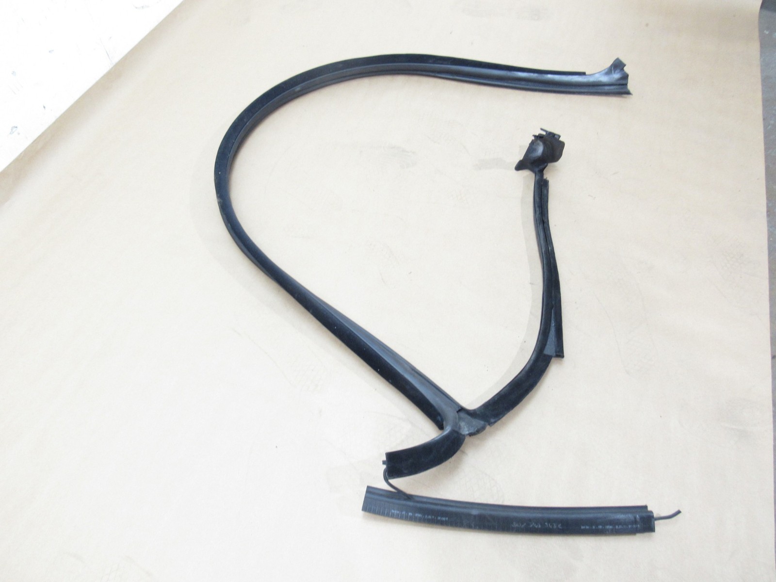 Bentley Continental GT 2012 Left Driver Door Window Weatherstrip Seal 11-18 ;#3