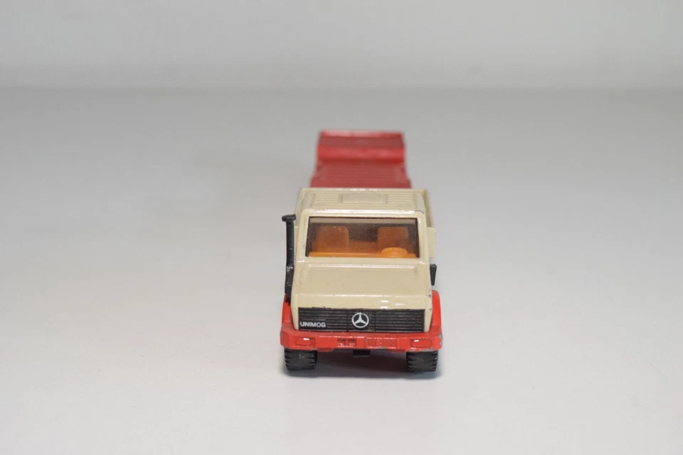 A35 1:55 SIKU MERCEDES-BENZ UNIMOG CON RIMORCHIO PIANALE RIBASSATO OTTIME CON... - Immagine 3 di 4