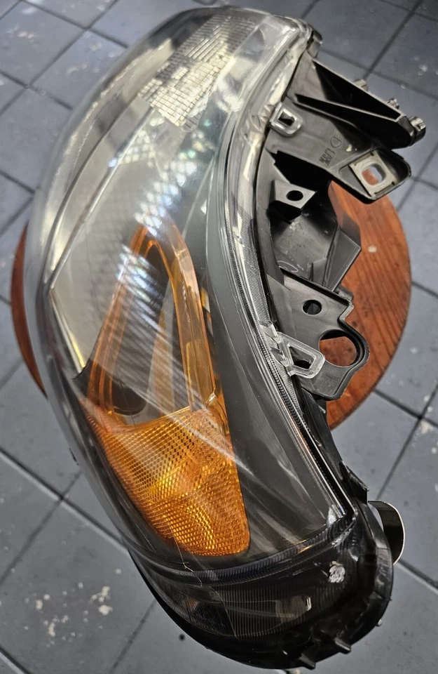 Faros delanteros Ram ProMaster 2014-2021 (conductor y pasajero) Foto 3 de 4
