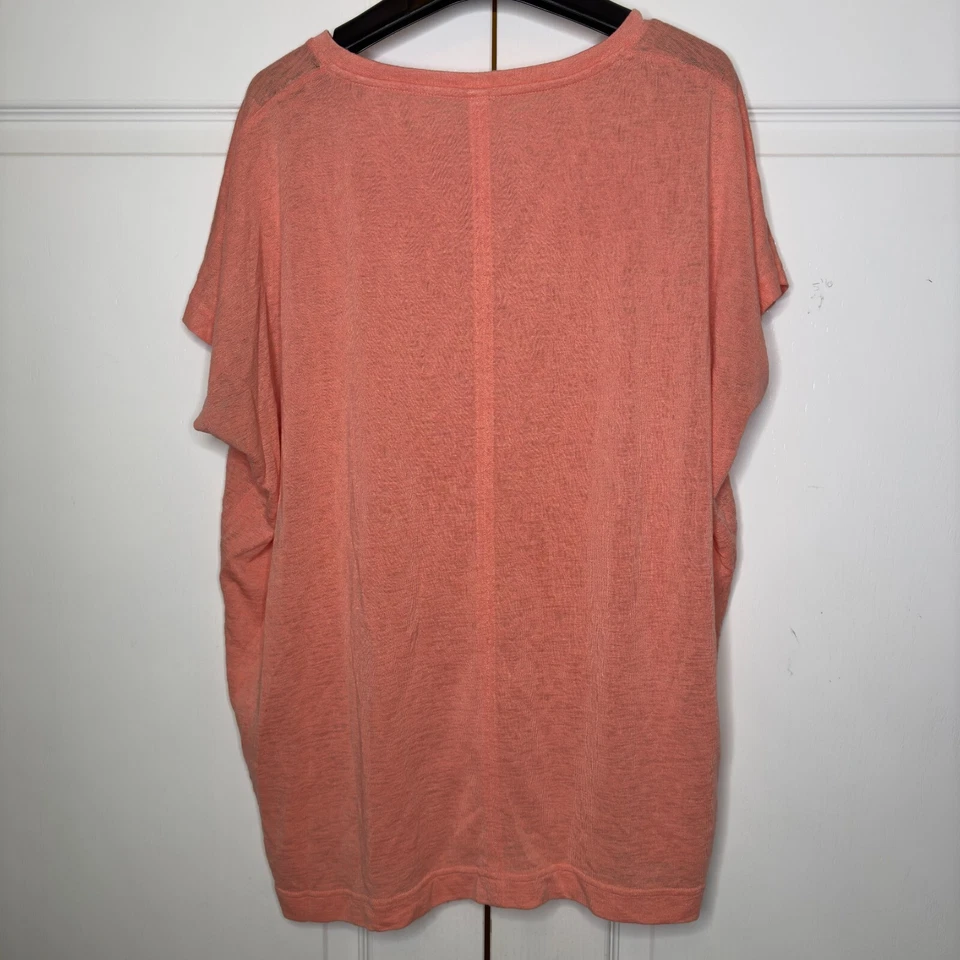 Camisa Athleta Top Mujer Mediana Coral Relajada Manga Gorra Cuello Redondo Abertura Alta-Baja Foto 2 de 4