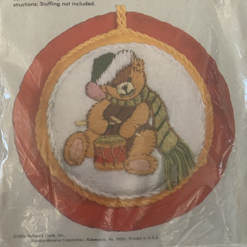 2 Vtg Hallmark Design Crewel Xmas Ornament Kit 7241 ,7400 Santa Columbia-Minerva - Picture 3 of 11